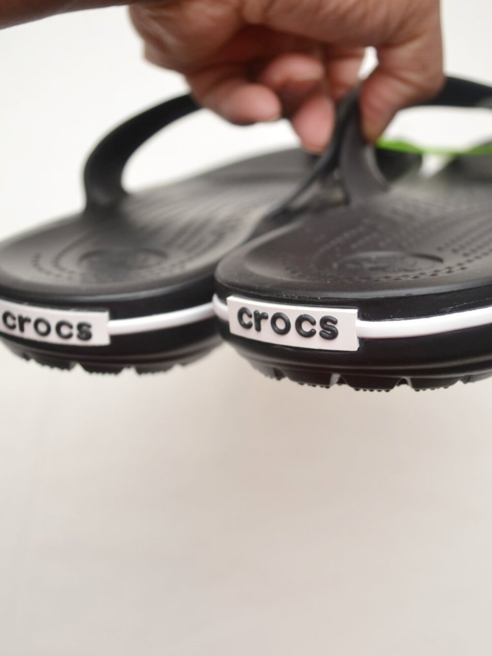 Crocs Men's Crocband Flip Flops BNWT Color Black - Picture 3 of 6